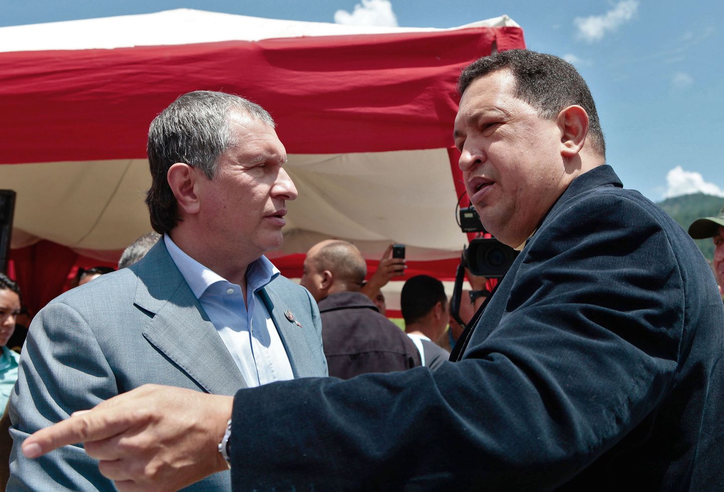 Rosnefti juht Igor Setšin koos Venezuela presidendi Hugo Chavezega (paremal) Caracases 26. septembril.
