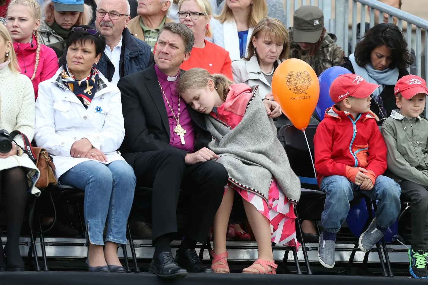 Peapiiskop Urmas Viilma tuli paraadi vaatama koos perega.
