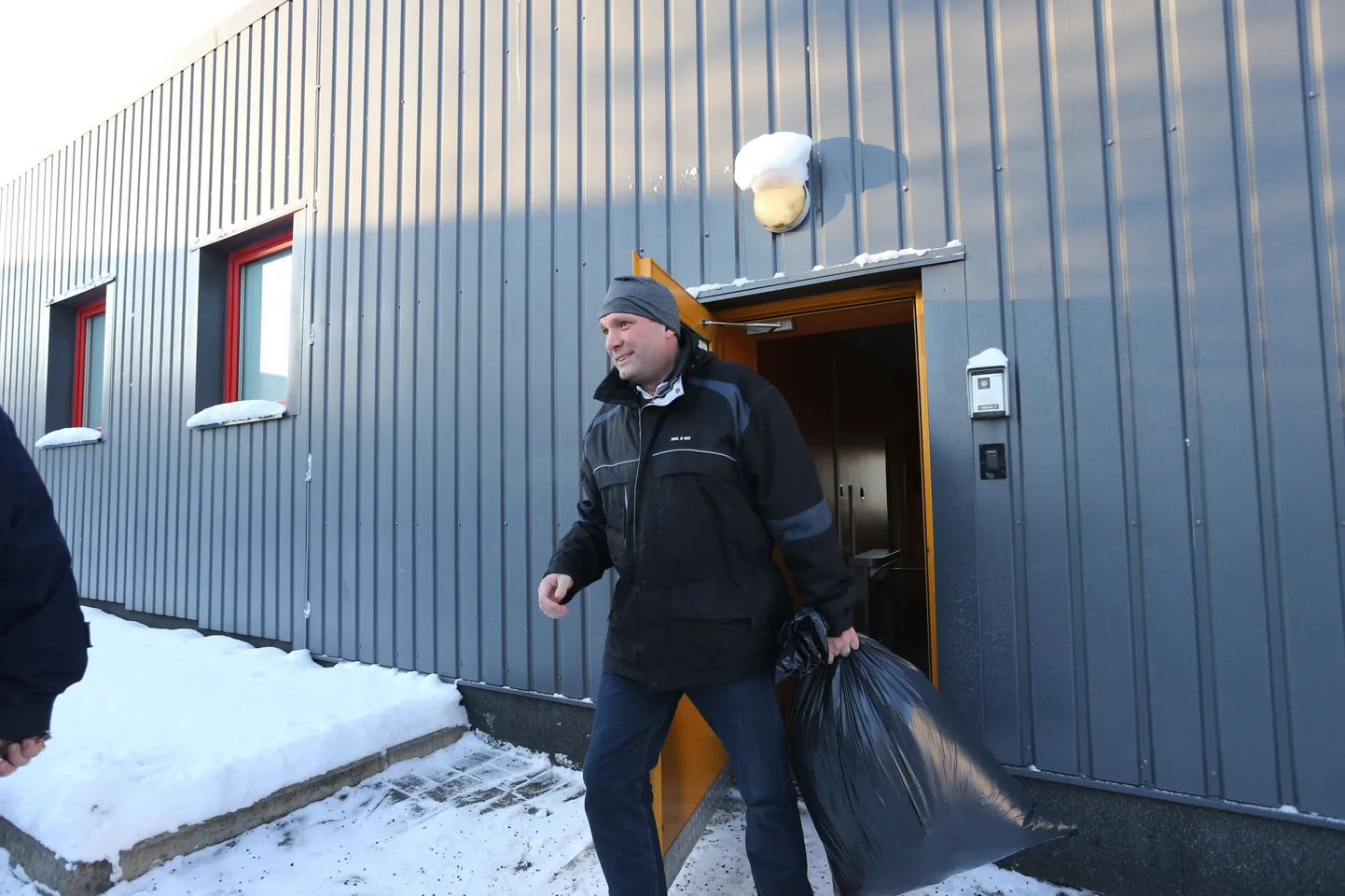 Elektroonilise valve alla lubatud Tallinna Sadama eksjuht Allan Kiil arestimajast lahkumas 2016. aasta alguses.