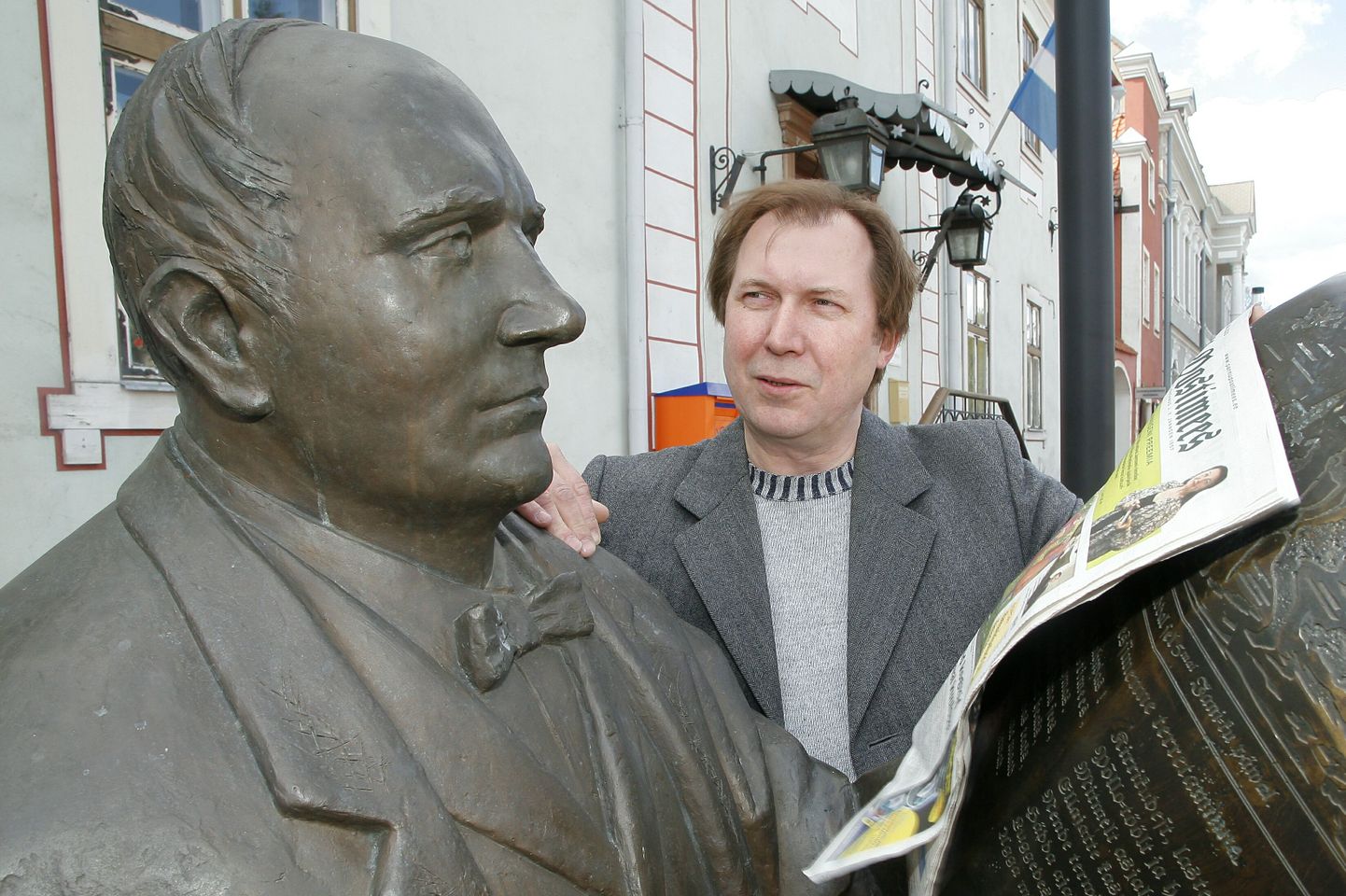 Johann Voldemar Jannsen on Eesti järjepideva ajakirjanduse alusepanija, Elmar Trink (paremal) ajaloost rääkija.