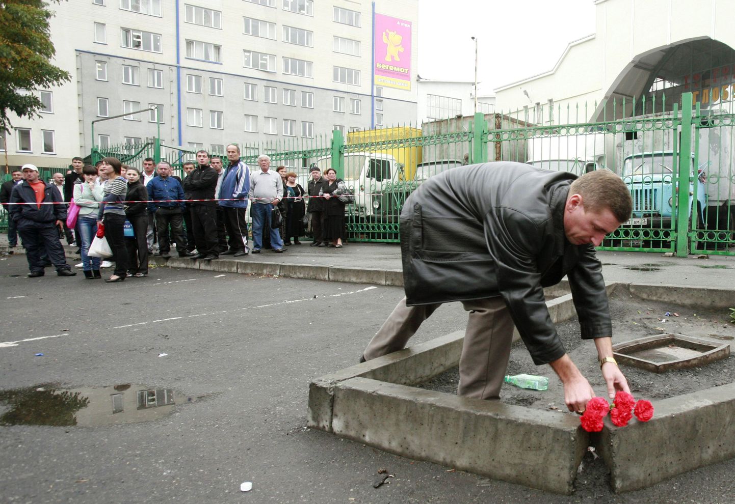 Mees paneb hukkunute mälestuseks lilli Vladikavkazi turu juures.