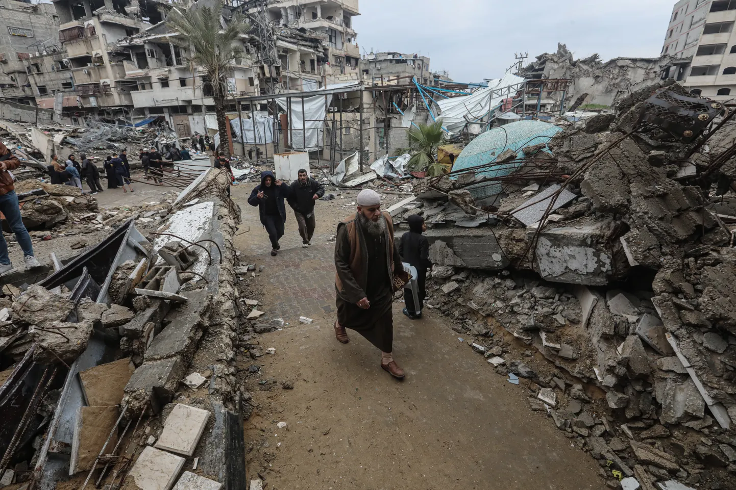 Gazalased kogunemas palvusele hävitatud mošee juurde Gaza sektori lõunaosas.