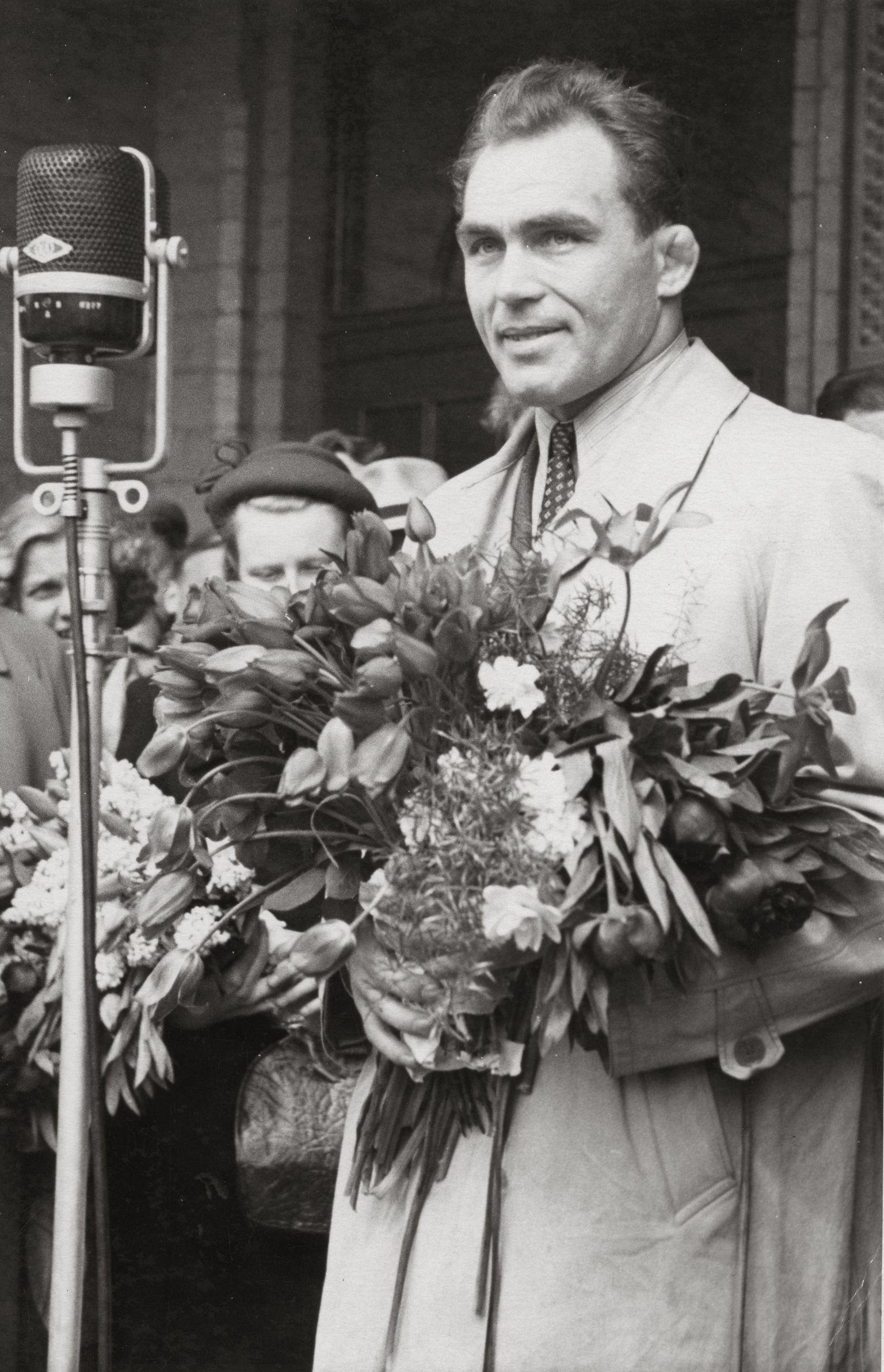 Vabamaadluses maailmameistriks kroonitud August Englase vastuvõtt Tallinnas Balti jaamas (1954).