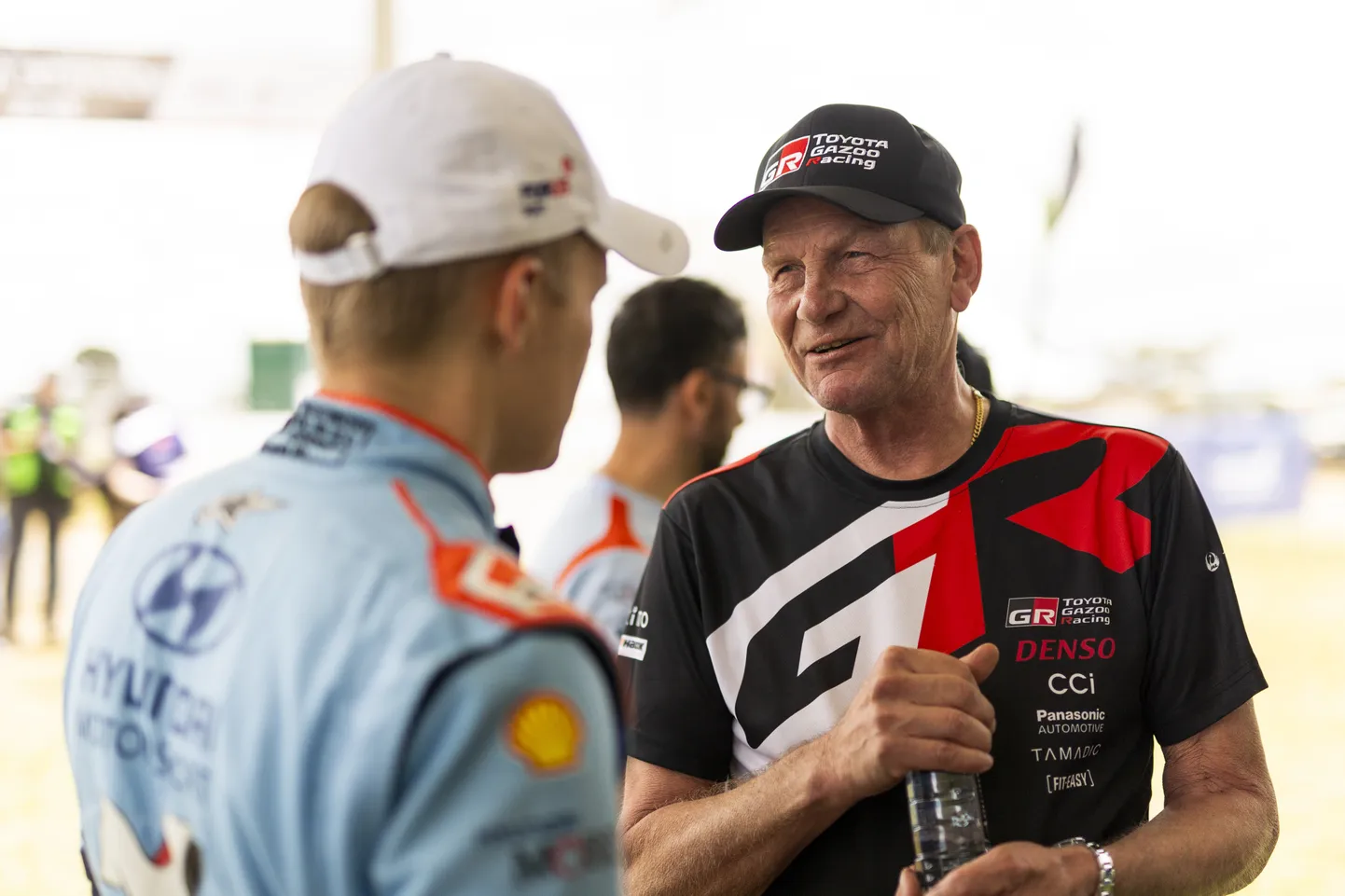 Juha Kankkunen (paremal) ja Ott Tänak muljetamas Keenia rallil.