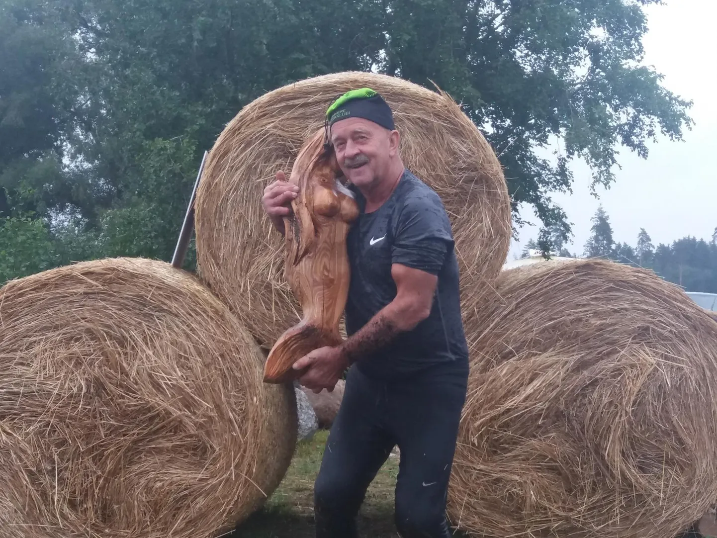 Rukkikuningas Hans Kruusamägi võttis võistlust lustiga ja poseeris distantsil koguni fotograafile. Kaotada polnud midagi, mees võitis hoopis publiku poolehoiu.