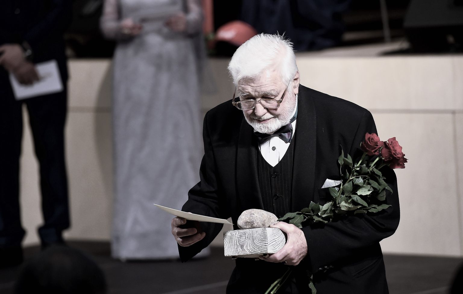 Arhitekts Oļģerts Krauklis Latvijas Nacionālajā bibliotēkā 2016. gadā, saņemot "Būvindustrijas lielo balvu" par mūža ieguldījumu.