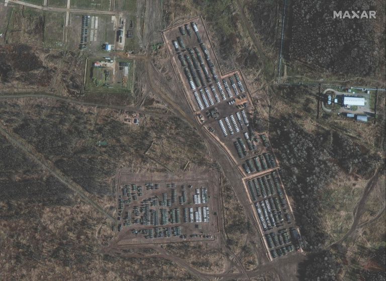 Спутниковый снимок, на котором видно скопление российской военной техники в Смоленской области.