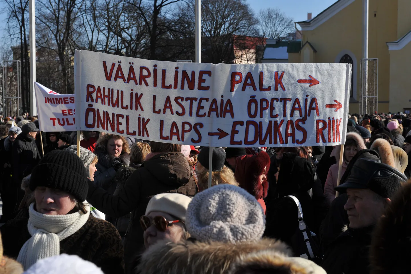 Tuhanded õpetajad kogunesid täna Tallinnas Vabaduse väljakule, et nõuda palgatõusu. Oma nõudmiste väljendamiseks olid pedagoogidel kaasas isevalmistatud plakatid ja loosungid.
