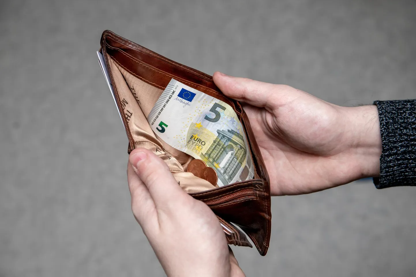 Kelmi küüsi sattunud naine jäi ilma pea 440 eurost.