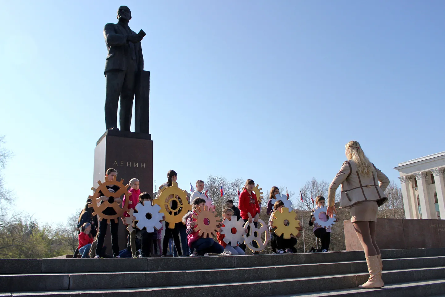 Simferopoli koolilapsed Lenini kuju ees.