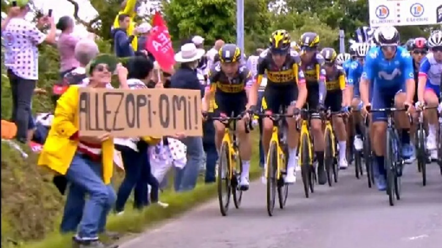 Fragments no "Tour de France 2021" video, kurā redzama policijas meklētā sieviete