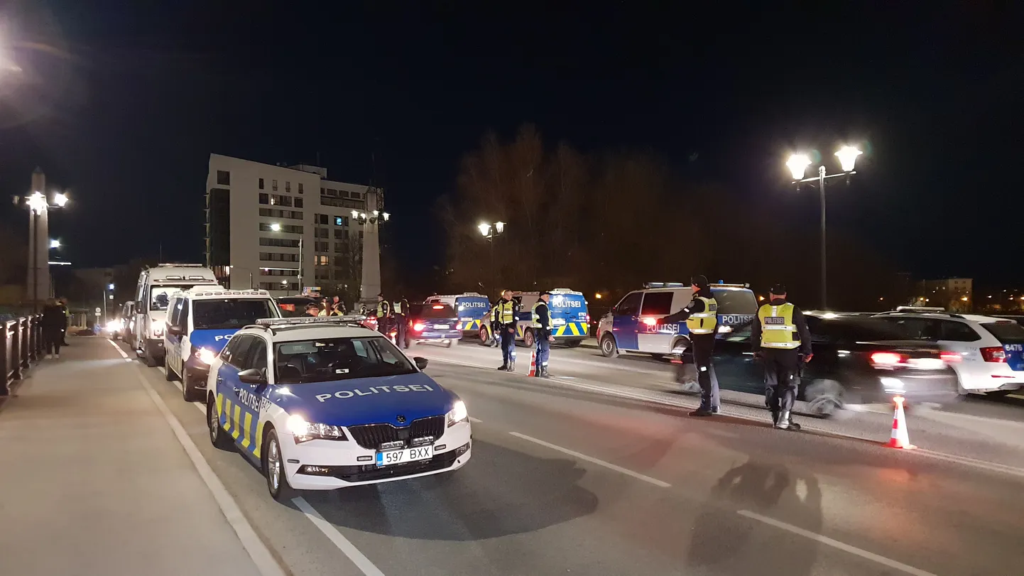 Puhumine pühade ajal Tartu kesklinnas.