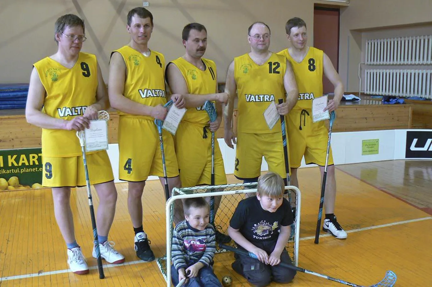 Kaino Lopp (vasakult), Janek Lass, Tarmo Säga, Raivo Sell ning Margus Marrandi on edukad põllumehed ja saalihokis kõvad käpad. Korvpallis kipub «vanakestel» kiirust nappima, loodetavasti aitab neid tulevikus noorem põlvkond, kes hetkel alles õpib ametit.