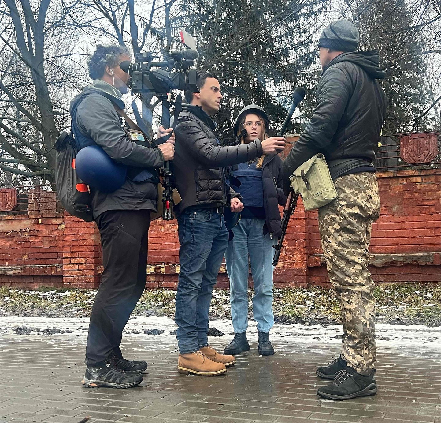 USA Fox Newsi operaator Pierre Zakrzewski (vasakul), ajakirjanik Trey Yingst ja Ukraina ajakirjanik Oleksandra Kuvšõnova kajastamas Ukraina sõda. Zakržewski ja Kuvšõnova hukkusid 14. märtsil Kiievi lähedal Horenkas