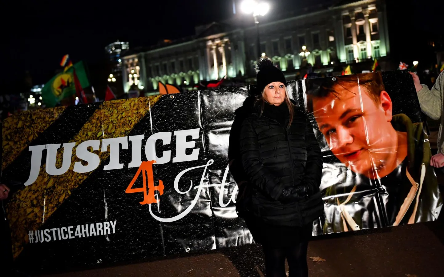 Mootorrattaga sõitnud Briti noormees Harry Dunn suri mullu augustis, kui USA luureohvitseri abikaasa unustas, et Ühendkuningriigis on vasakpoolne liiklus. Britid eesotsas noormehe ema Charlotte Charlesiga (pildil) nõuavad õiglust.