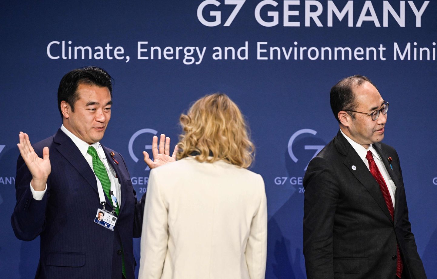 Jaapani riigiminister keskkonnaalastes küsimustes Toshitaka Ooka räägib Saksamaa keskkonna-, loodushoiu-, tuumaohutus- ja tarbijakaitseministri Steffi Lemkega, nende kõrval Jaapani majandus-, kaubandus- ja tööstusminister Kenichi Hosoda. Ministrid vestlesid pärast G7 kliima-, energia- ja keskkonnaministrite tippkohtumise pressikonverentsi Berliinis 27. mail.