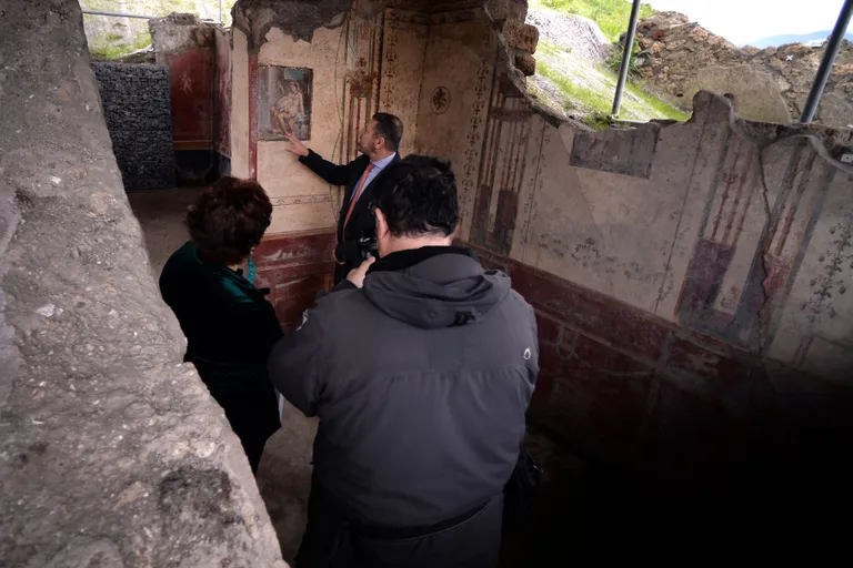 Pompeis saab näha erootilist freskot, millel on Leda ja luik.
