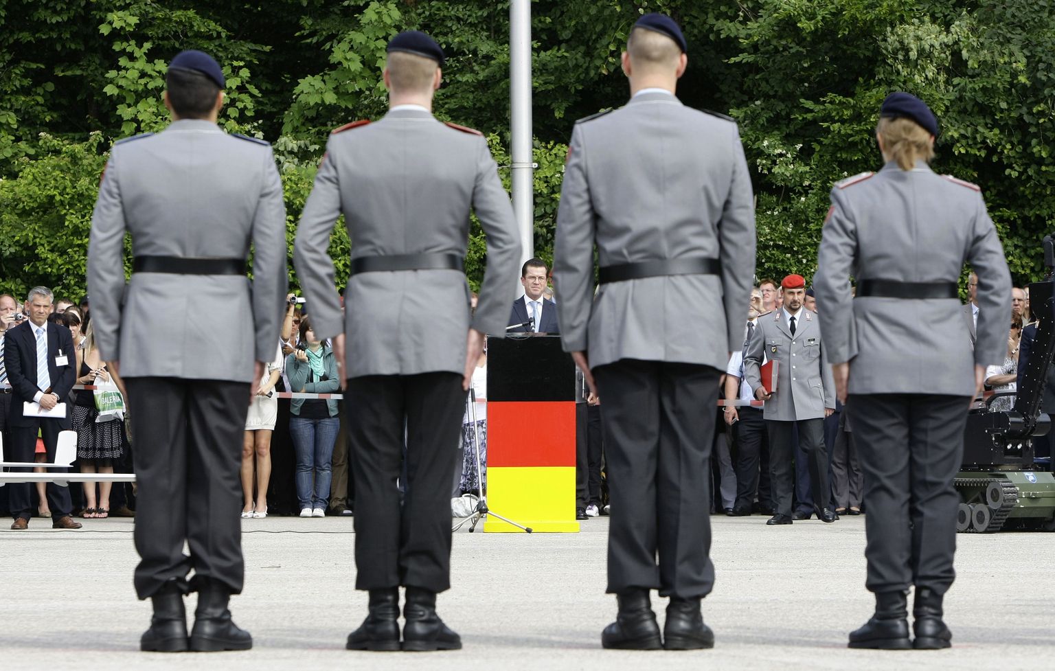 Saksa välisminister toetab üleminekut professionaalsele palgaarmeele.