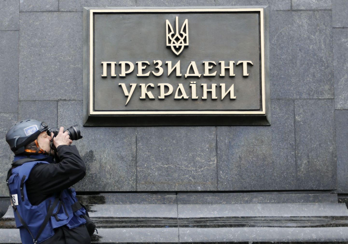 Fotograaf pildistab Kiievis Ukraina presidendi administratsiooni hoonel olevat silti.