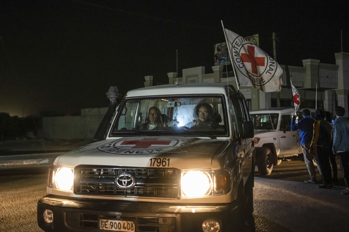 Конвой Красного Креста с израильскими и иностранными заложниками направляется в Египет из сектора Газа.