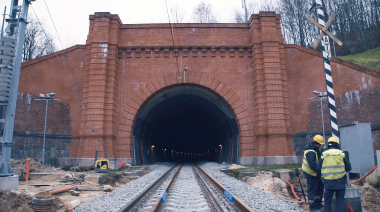 Virzienā uz Viļņu no Kauņas atrodas aizsargājams piemineklis – tunelis – kurā nevar blakus tikt novietoti divi sliežu ceļi. Viena līnija neatbilst RB standartiem.
