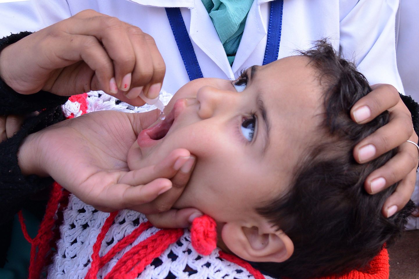 Väiketüdruku vaktsineerimine lastehalvatuse vastu.