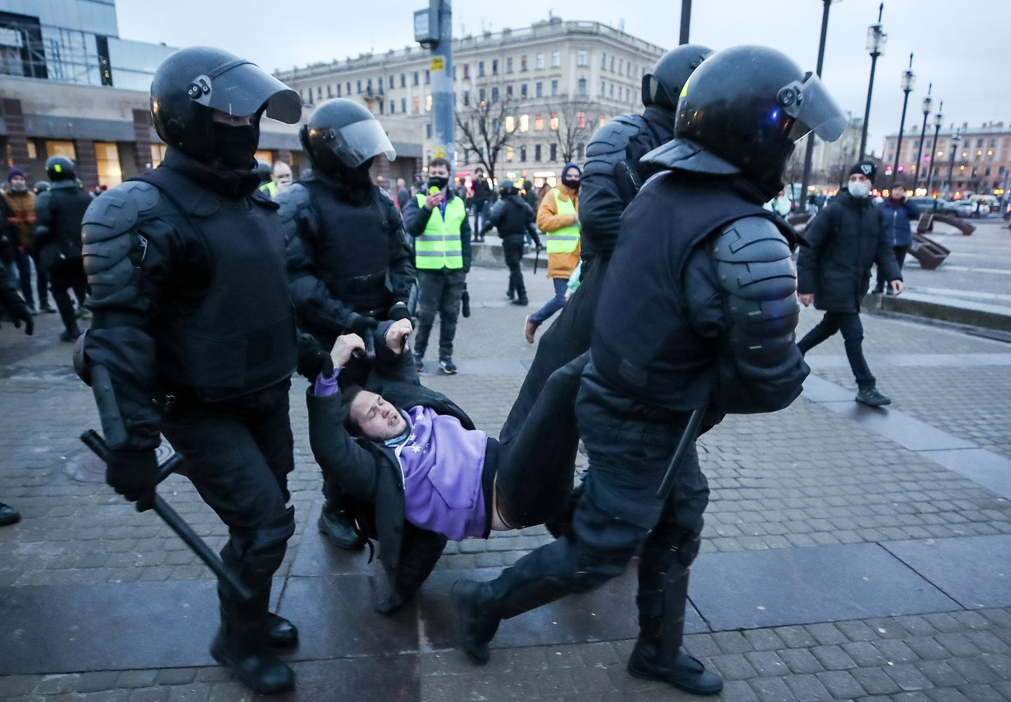 Задержание протестующих в Петербурге.