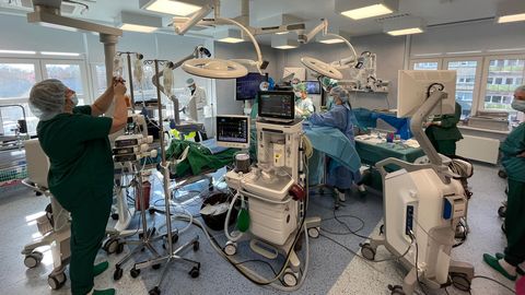 Stradiņa slimnīcā veikta sarežģīta smadzeņu operācija, pacientam esot nomodā