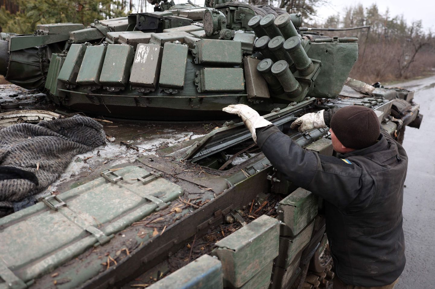 Украинский танкист со своей рабочей лошадкой. Донецк 2024.