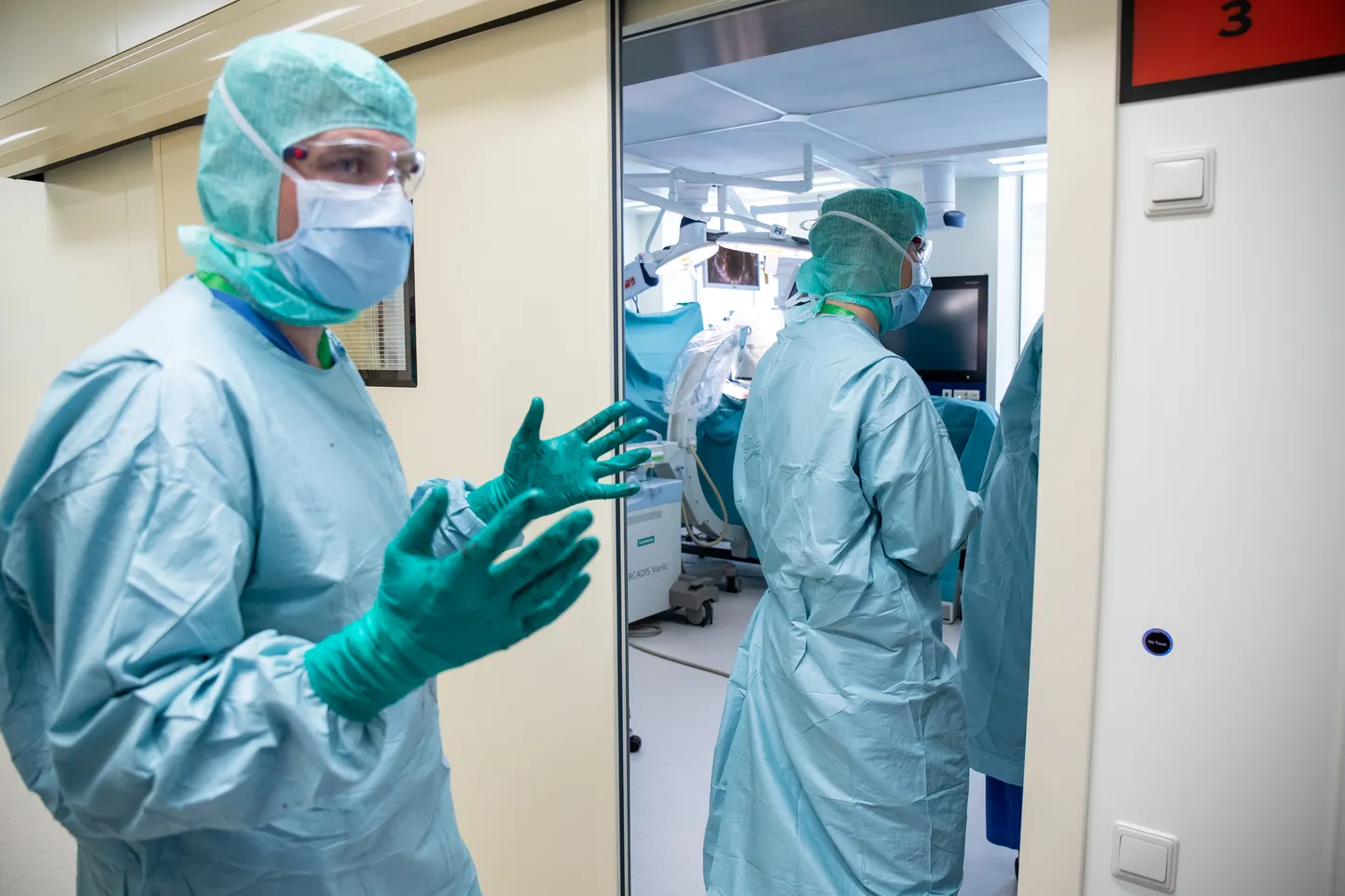02.10.2018. Tallinn. Skolioosioperatsioon Ida-Tallinna keskhaiglas, uuel operatsioonilaual. FOTO: EERO VABAMÄGI/EESTI MEEDIA
Operatsioon, operatsioonisaal, kirurgia, kirurg, seljaoperatsioon, Ida-Tallinna keskhaigla.