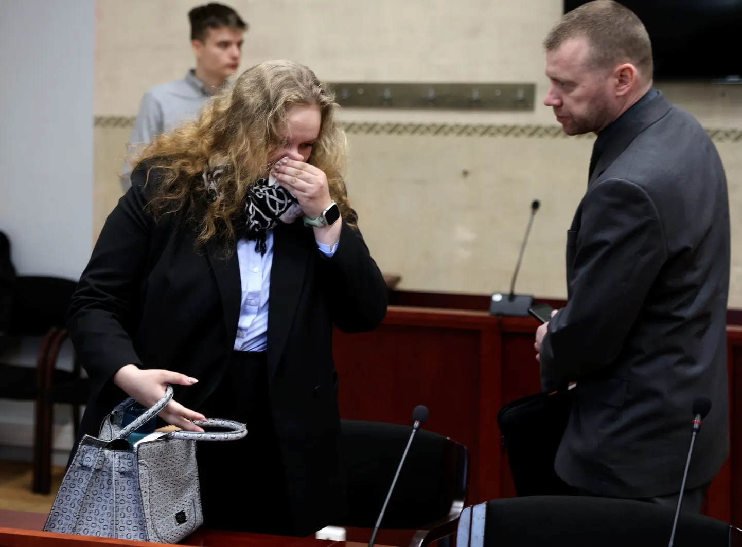 Gerda Jušin koos kaitsja Indrek Sirgiga kohtusaalis kohtuotsuse kuulamisel.
