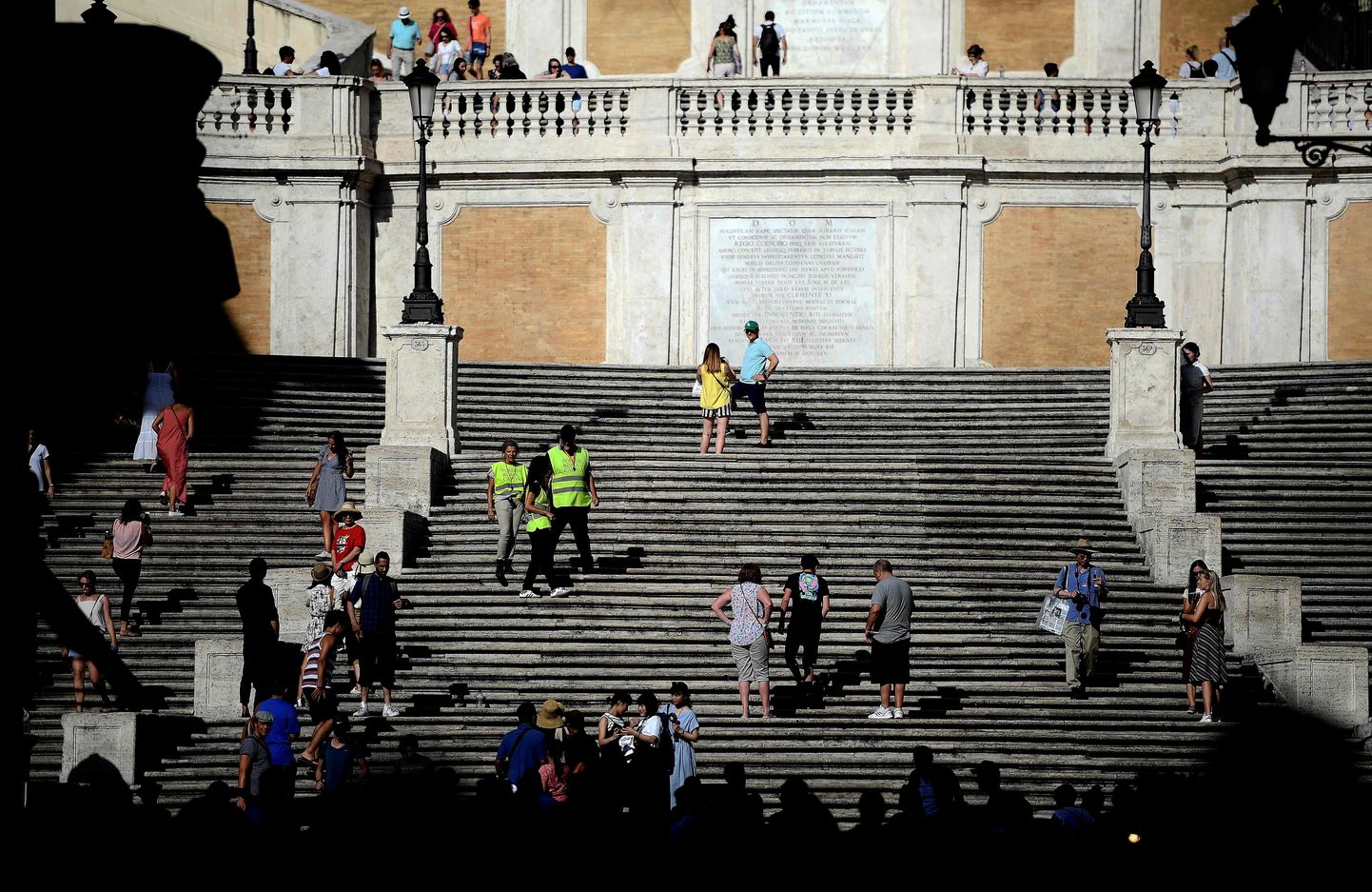 Romā vietējās varasiestādes liek cilvēkiem, kas piesēduši uz Spāņu kāpnēm, piecelties un tās atstāt.