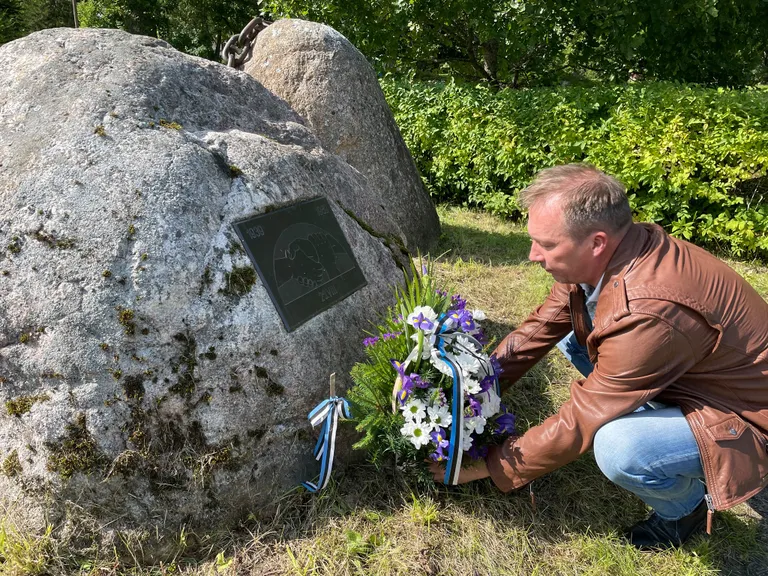 Türi abivallavanem Elari Hiis Särevere kivi ette lilli asetamas.