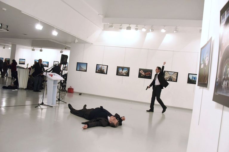 Venemaa suursaadikut Türgis Andrei Karlovit tulistati kunstinäituse avamisel