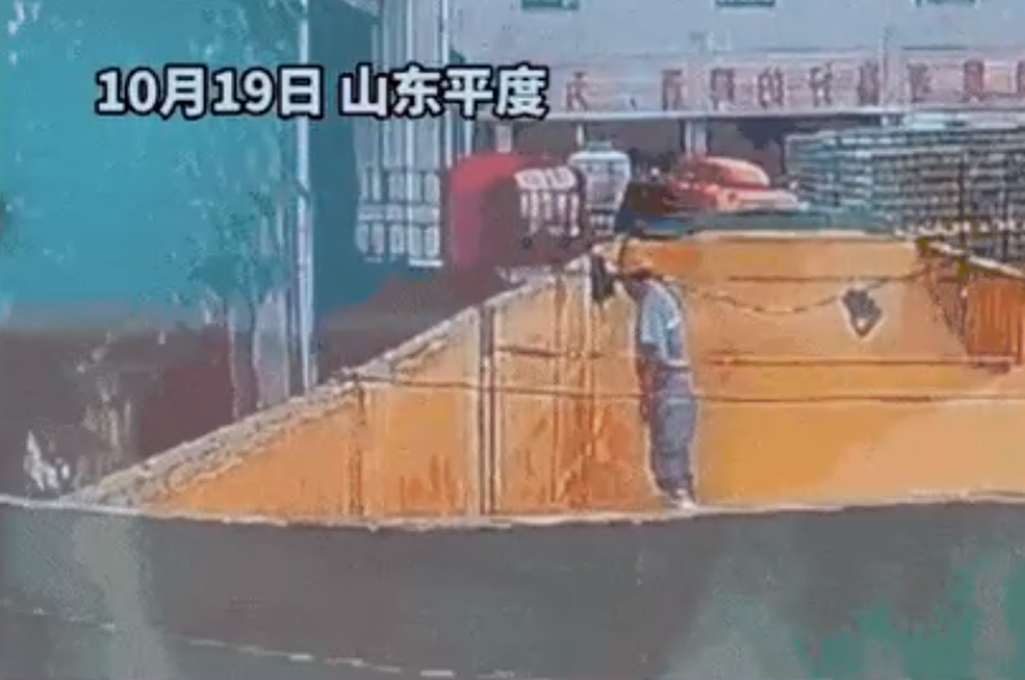На видео попало, как сотрудник китайской пивоварни мочится в контейнер с ингредиентами для пива