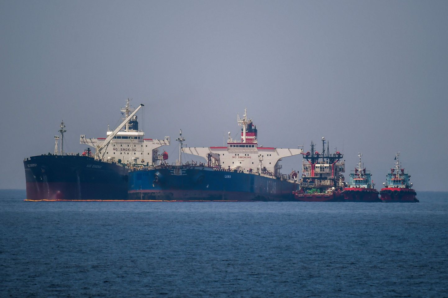 Libeeria lipu alla seilav naftatanker Ice Energy pumpab toornaftat Iraani lipu all olevale tankerile Lana mullu Kreekas Euboia saare lähistel.