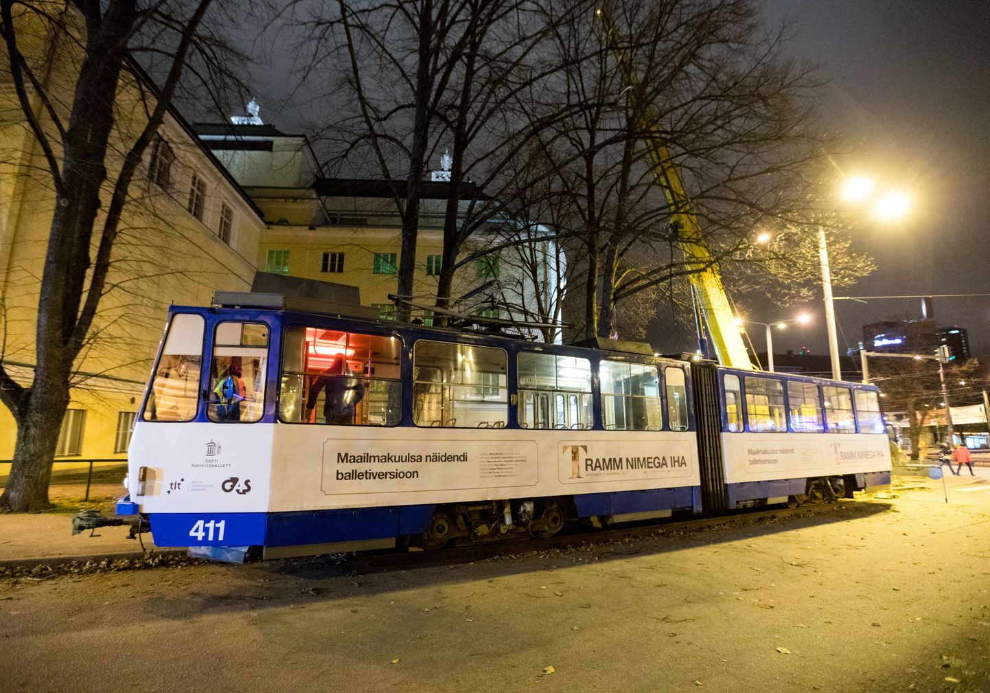 Estonia teatri kõrvale toodi tramm.