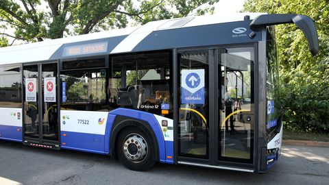 На улице Илукстес после столкновения автобуса с авто пострад