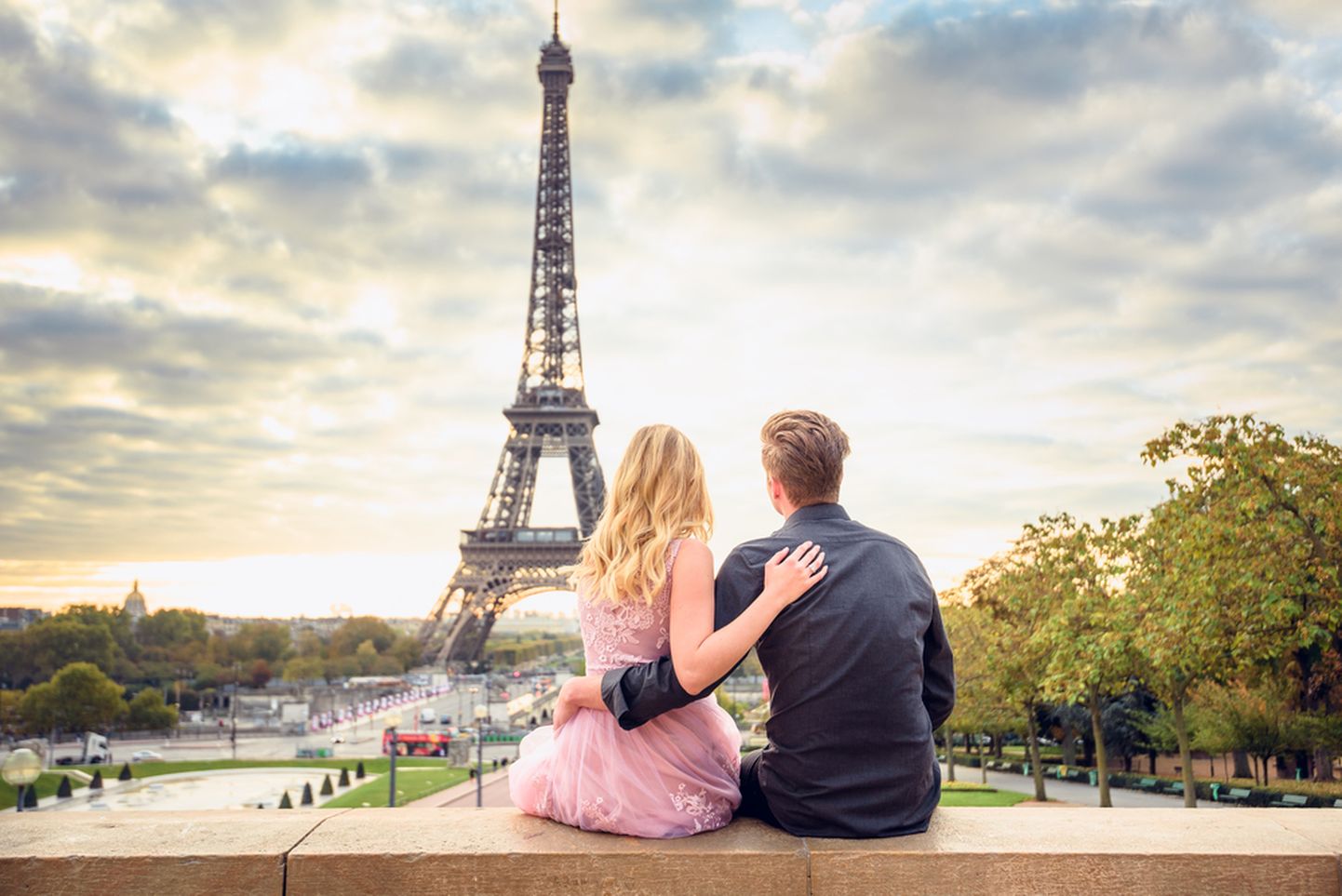 Mees ja naine naudivad Pariisis vaadet.