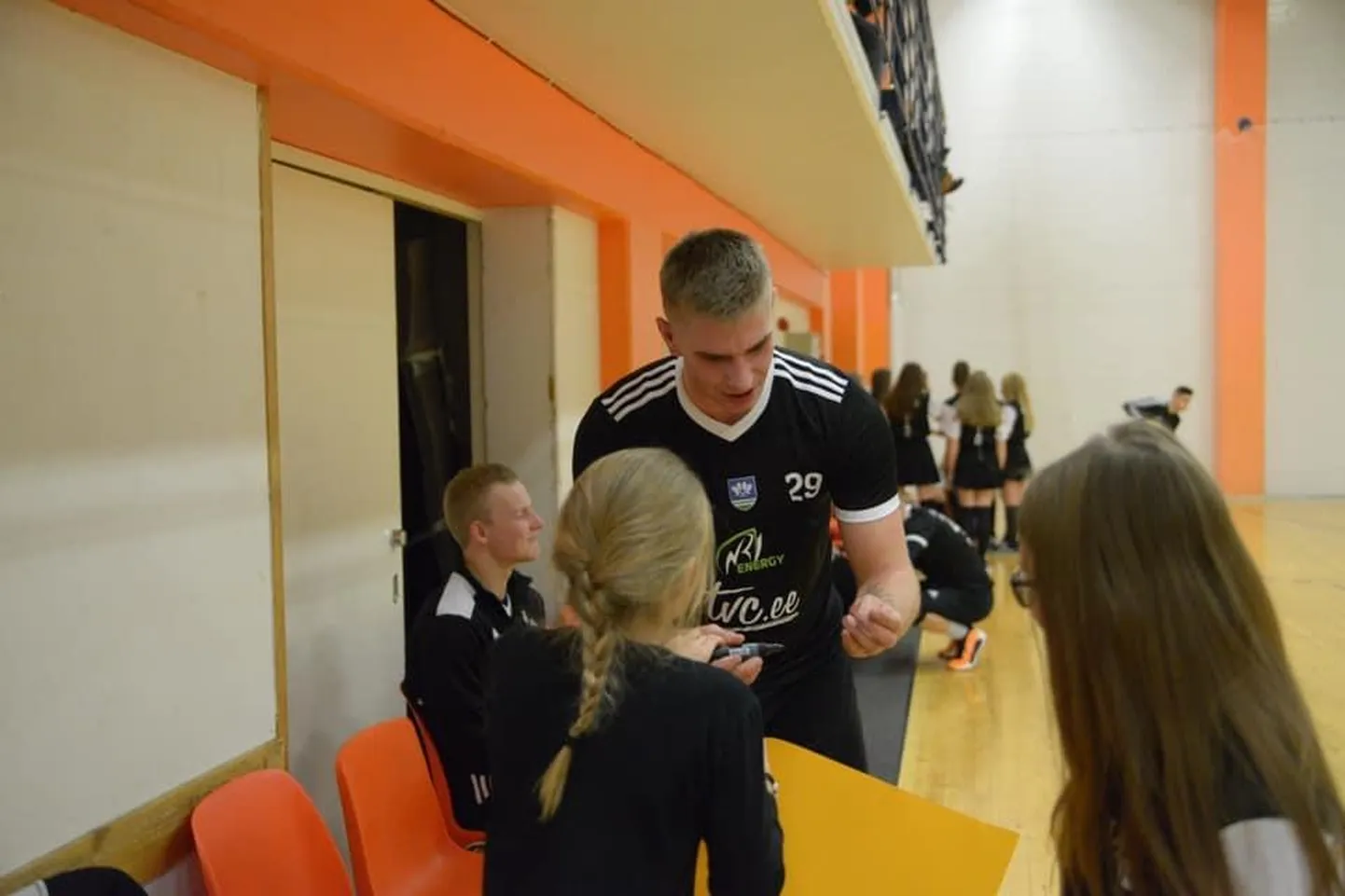 Neljapäevaseks suursündmuseks Tapa spordikeskuse saalis kujunes Tapa ja Aruküla käsipallimäng ning "kadunud poja" Vahur Oolupi naasmine. Taanis õppival noorel mängumehel tuli mõistagi jagada pöidlahoidjatele autogramme.