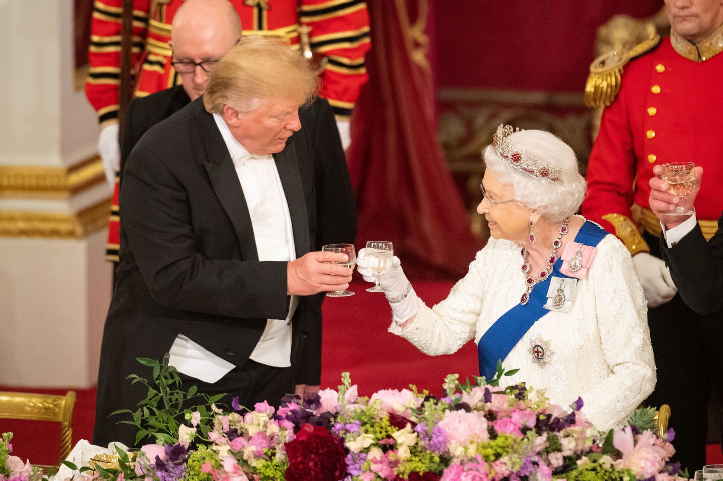Briti kuninganna Elizabeth II löömas 3. juunil 2019 Buckinghami palees klaasi kokku USA presidendi Donald Trumpiga