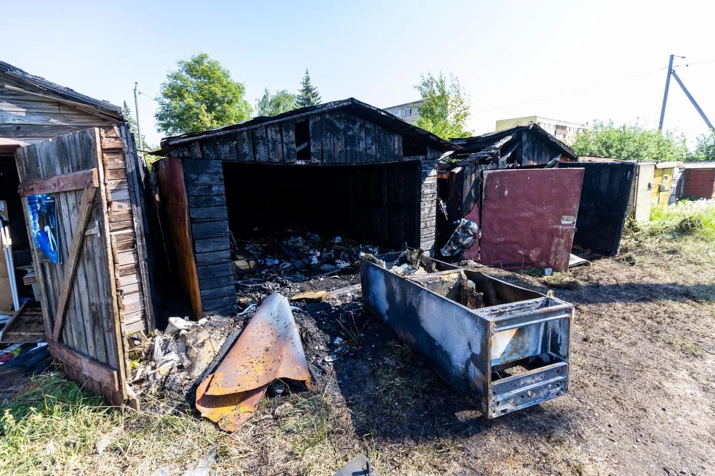 Esmaspäeval veidi enne südaööd süttisid Jalaka ja Sepikoja tänava ristmikul garaažid, mille sees paistavad enamasti prügihunnikud.

 

 