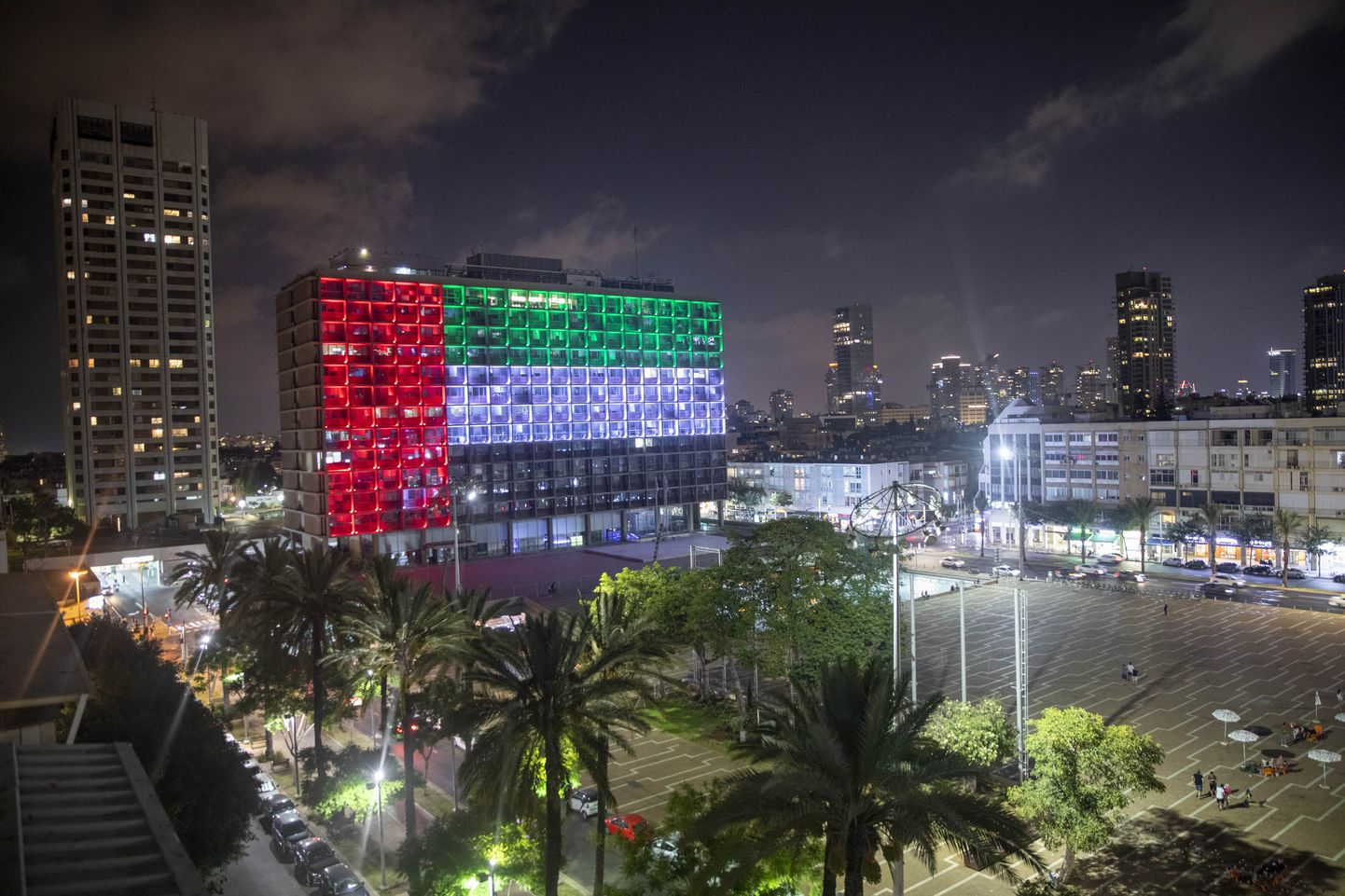 Tel Avivi linnavalitsuse hoone värvus eile Araabia Ühendemiraatide lipu värvidesse.
