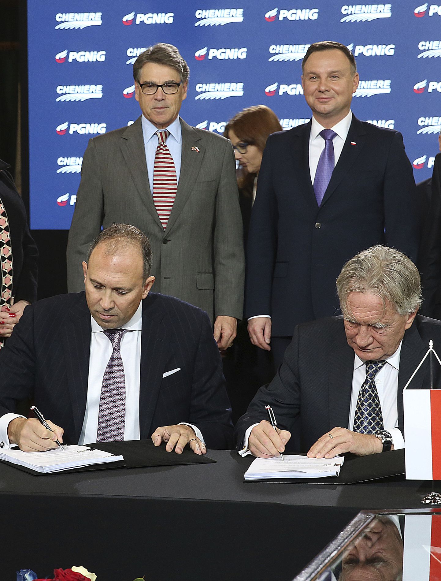 Polijas prezidents Andžejs Duda, ASV enerģētikas sekretārs Riks Perijs un uzņēmumu PGNiG vadītāji paraksta vienošanos par gāzes piegādēm Polijai no ASV. 8.novembris, 2018