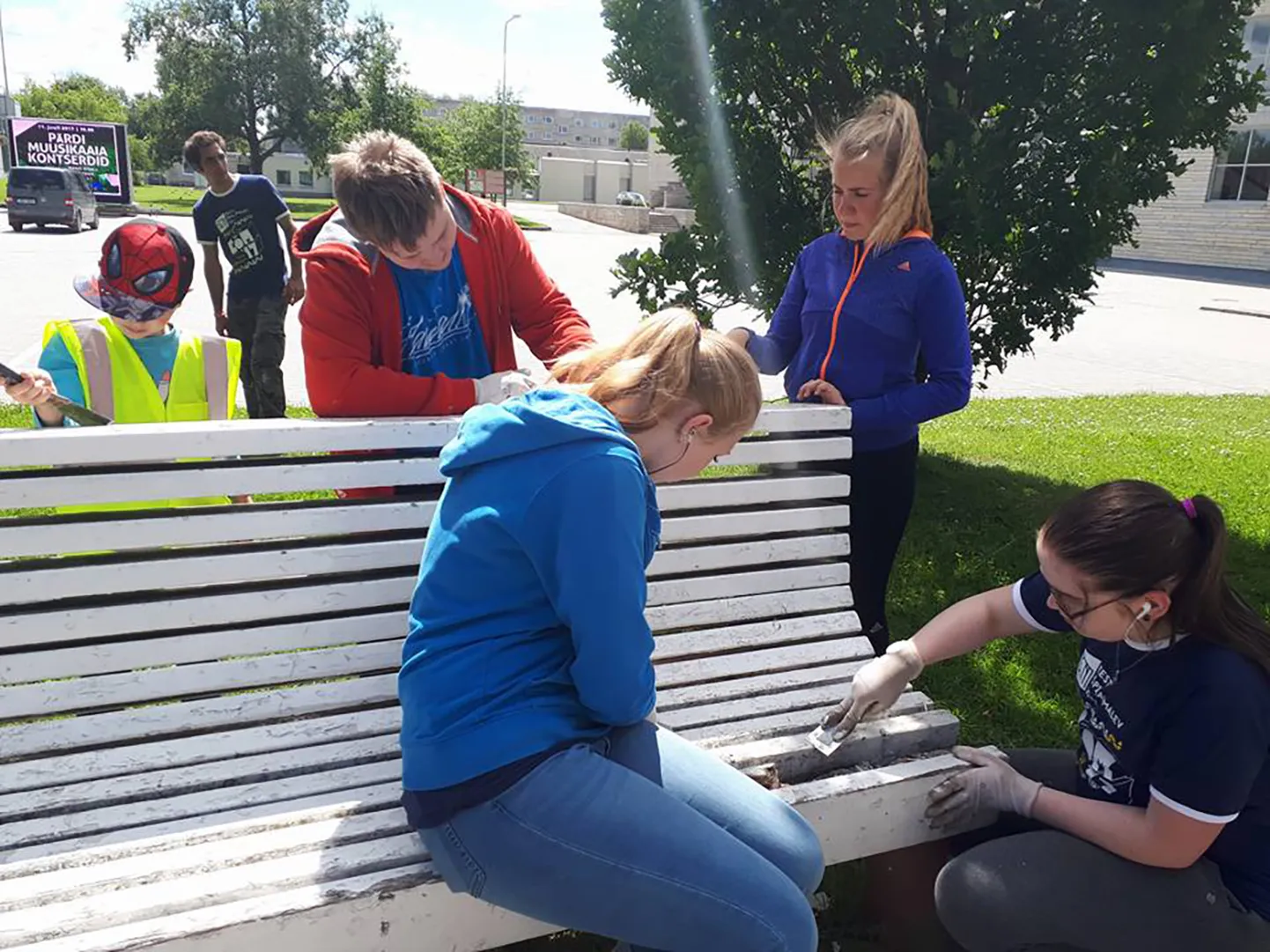 Paide linna töömalevlaste abiga said eelmisel suvel bussipeatuste pingid uue värvikihi.