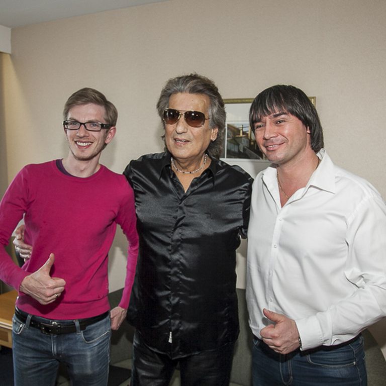 Itāļu dziedātāju Toto Kutunjo Rīgā uzņēma viņa 70. jubilejas koncerta organizatori - kompānijas "Show event group" vadītāji Niks Volmārs (no kreisās) un Gundars Ūdris. 