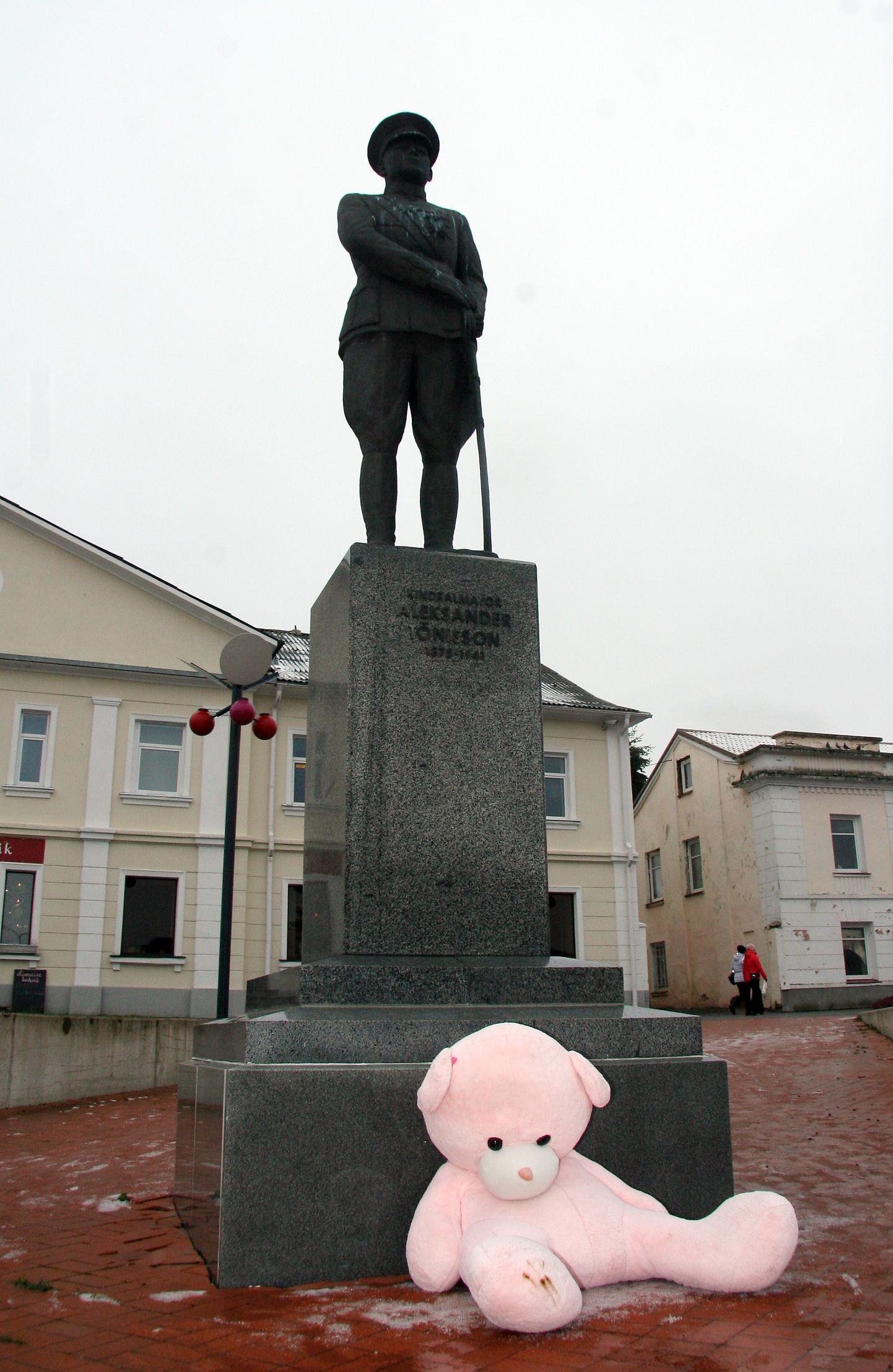 Keegi tundmatu jättis neljapäeval Jõhvi keskväljaku ääres asuva kindral Tõnissoni kuju juurde suure roosa kaisukaru.