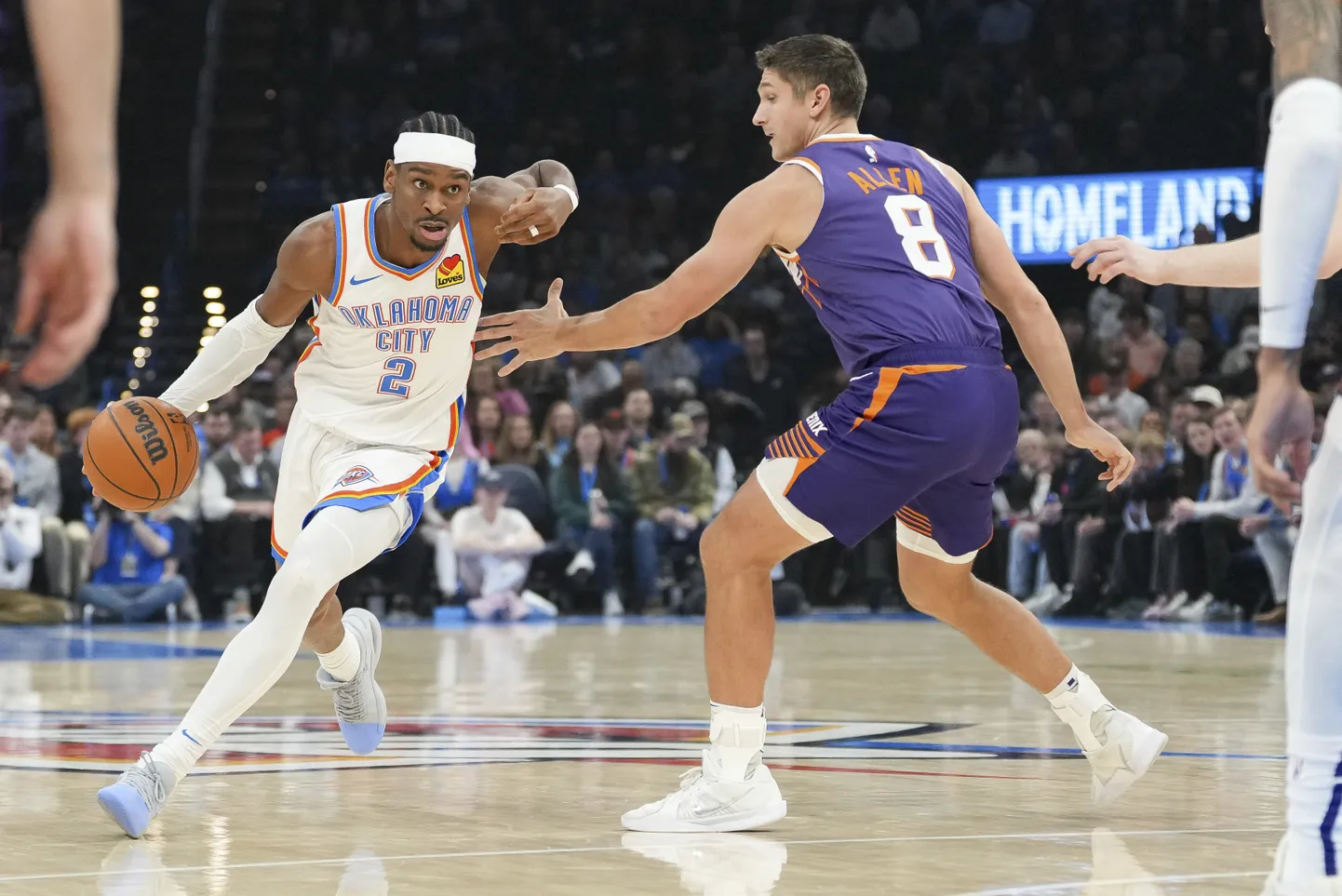 NBA zvaigzne Šejs Gildžess-Aleksandrs (ar bumbu)
