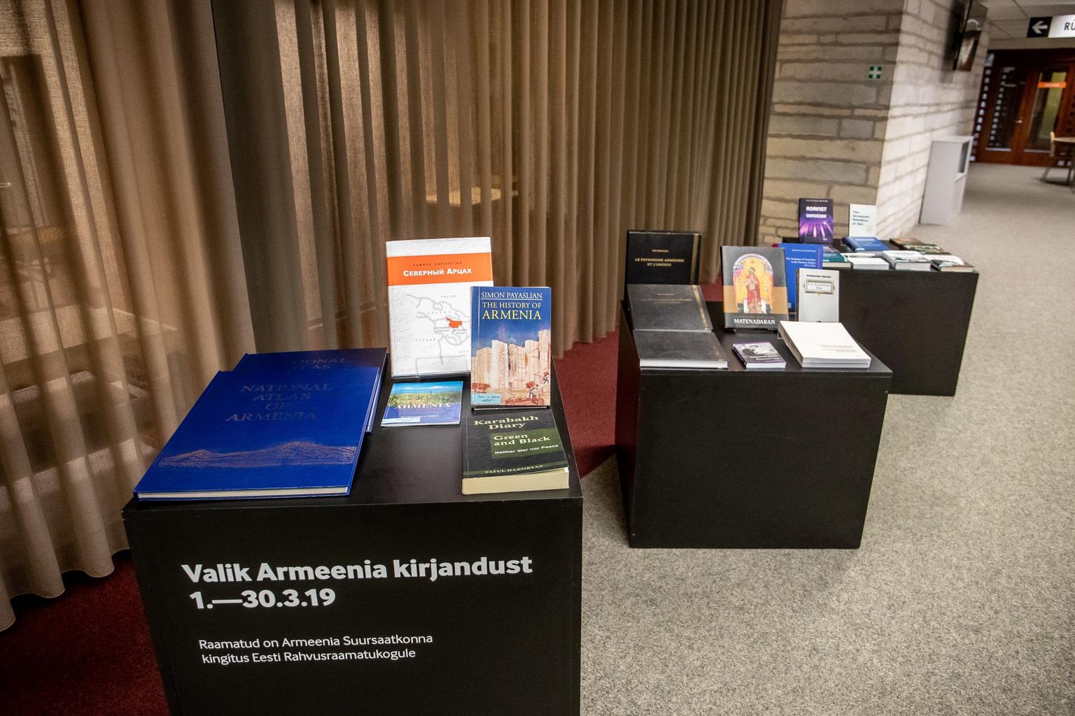 Armeenia kirjanduse väljapanek rahvusraamatukogu seitsmenda korruse lugemisalal.