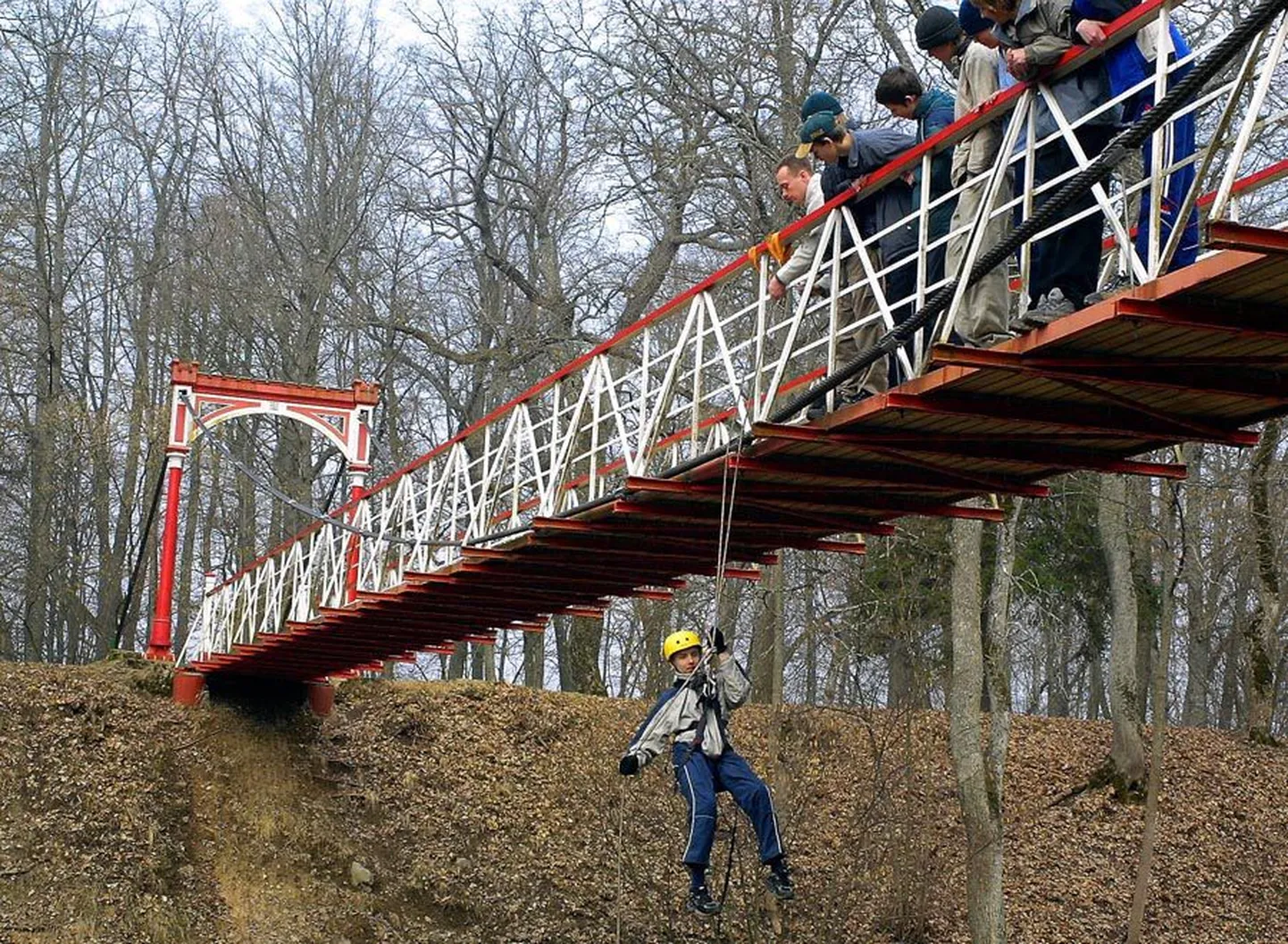 Rippsillalt köitega laskumist on Viljandi lossimägedes proovitud ka varem. Pühapäeval on see meeste mehise raja üks osa.